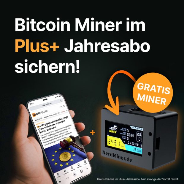 btc-echo-plus-nerdminer-feed2 Eine Person hält ein Smartphone in der Hand, auf dem ein Nachrichtenartikel neben einem kleinen digitalen Bitcoin-Mining-Gerät angezeigt wird. Der Text wirbt für ein kostenloses Krypto-Mining-Angebot für ein Plus+-Jahresabonnement.