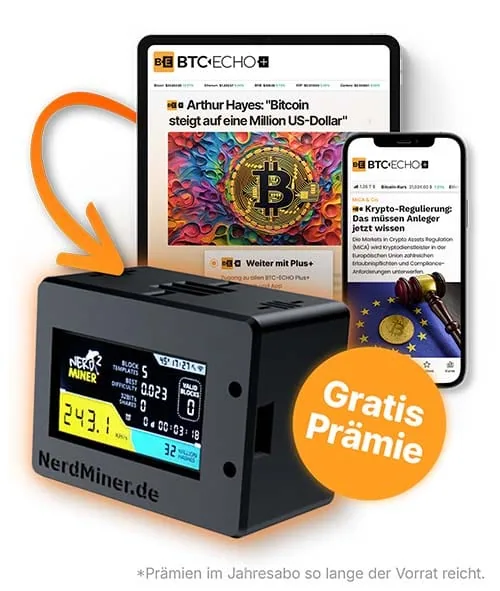 Ein Nerdminer, der Daten anzeigt, mit der Aufschrift Gratis Prämie, vor einem Tablet und einem Smartphone, die BTC-ECHO-Nachrichtenartikel anzeigen.