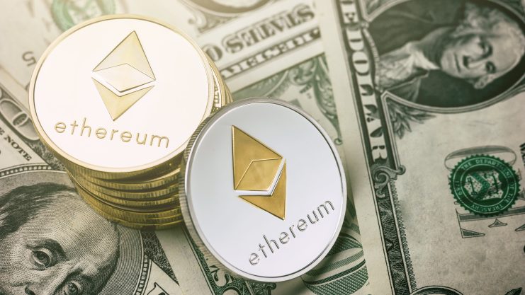 Ein Stapel physischer Ethereum-Münzen, die auf US-Dollarnoten platziert wurden, unterstreicht den wachsenden Einfluss von Ethereum an der Schnittstelle zwischen Kryptowährung und traditionellen Finanzen.