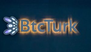 Das Bild zeigt ein beleuchtetes BtcTurk-Logo und -Zeichen auf dunklem Hintergrund, das die Krypto-Börse darstellt.