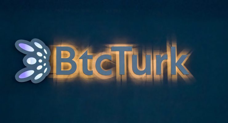 Das Bild zeigt ein beleuchtetes BtcTurk-Logo und -Zeichen auf dunklem Hintergrund, das die Krypto-Börse darstellt.