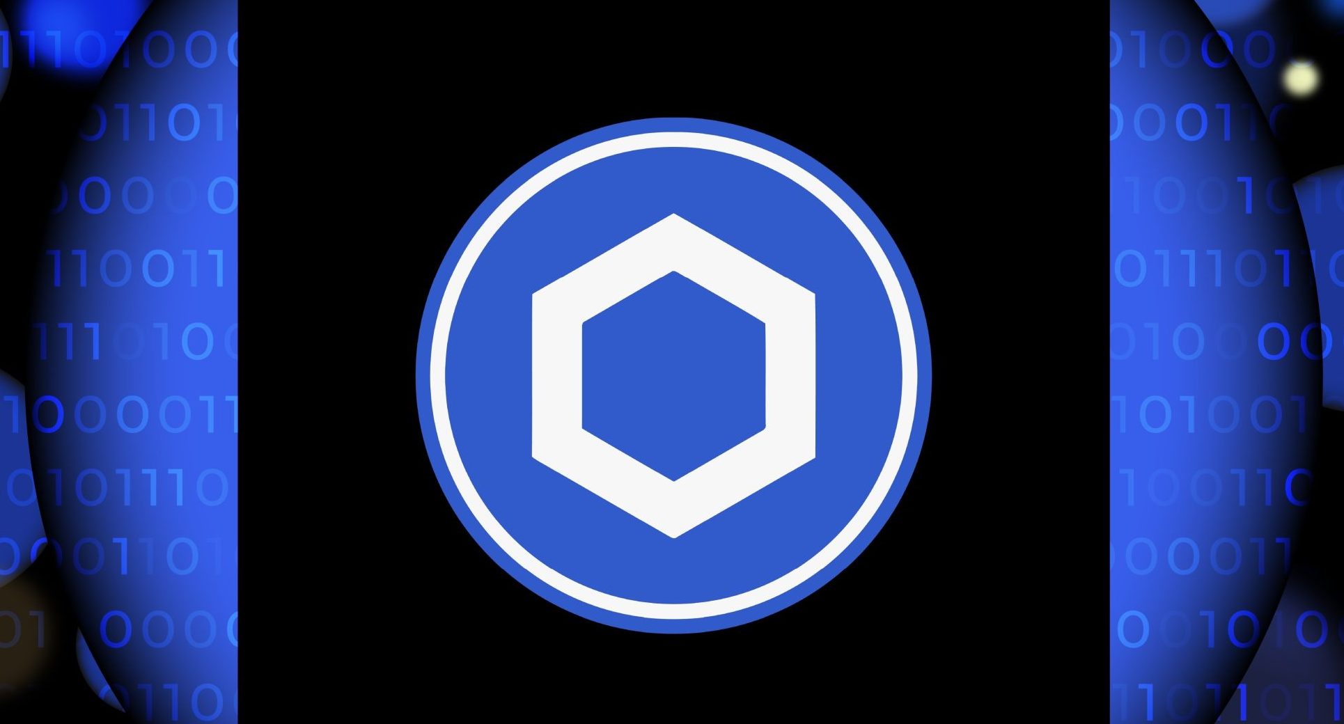 Ein blaues sechseckiges Chainlink-Logo innerhalb eines Kreises ist auf einem schwarzen Hintergrund zentriert, mit Binärcode und Kreisformen auf beiden Seiten.