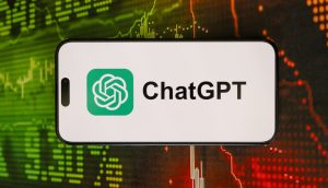 Ein Smartphone mit dem ChatGPT-Logo und -Namen ruht auf einem Hintergrund aus grünen und roten Finanzmarktdiagrammen, die auf Trends wie SOL-Kurs und Solana-Prognose hinweisen.