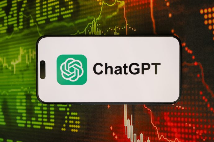 Ein Smartphone mit dem ChatGPT-Logo und -Namen ruht auf einem Hintergrund aus grünen und roten Finanzmarktdiagrammen, die auf Trends wie SOL-Kurs und Solana-Prognose hinweisen.