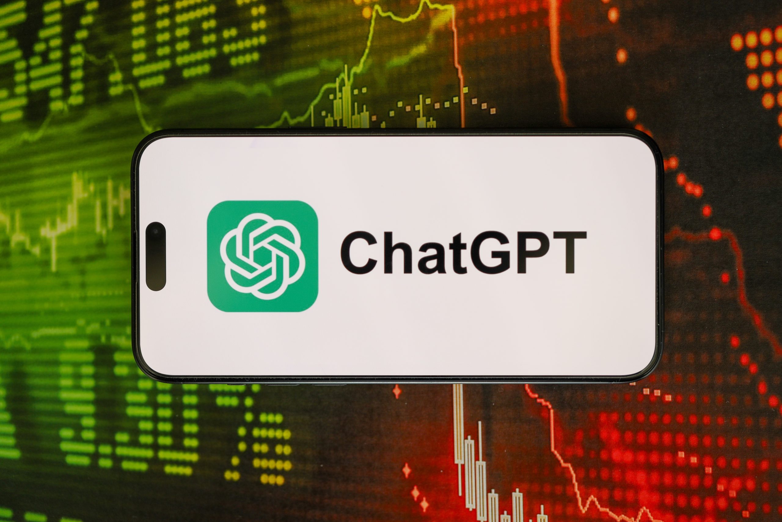 Ein Smartphone mit dem ChatGPT-Logo und -Namen ruht auf einem Hintergrund aus grünen und roten Finanzmarktdiagrammen, die auf Trends wie SOL-Kurs und Solana-Prognose hinweisen.