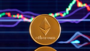 Eine physische Ethereum-Münze steht aufrecht vor einem digitalen Bildschirm, der schwankende Ethereum-Finanzcharts anzeigt.