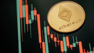Eine Ethereum-Münze ruht auf einem Bildschirm, der ein rotes und grünes Candlestick-Diagramm zeigt, das den aktiven Ethereum-Handel auf dem Kryptowährungsmarkt hervorhebt.