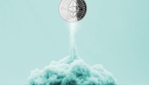 Eine silberne Ethereum-Münze scheint wie eine Rakete in die Höhe zu schießen und eine Rauchwolke vor einem hellblauen Hintergrund zu hinterlassen.