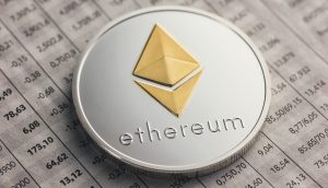 Eine silberne Ethereum-Münze mit einem goldenen Logo ruht auf einer Finanztabelle, die Zahlen in Zeilen und Spalten anzeigt und den innovativen Ansatz von SharpLink im Bereich Blockchain Finance hervorhebt.