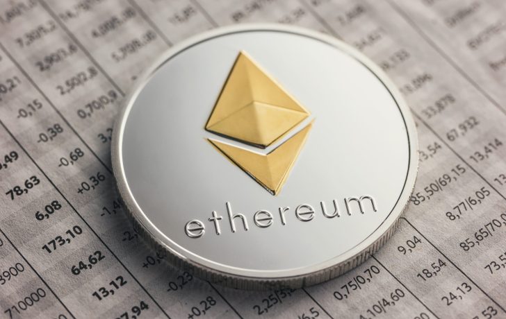 Eine silberne Ethereum-Münze mit einem goldenen Logo ruht auf einer Finanztabelle, die Zahlen in Zeilen und Spalten anzeigt und den innovativen Ansatz von SharpLink im Bereich Blockchain Finance hervorhebt.