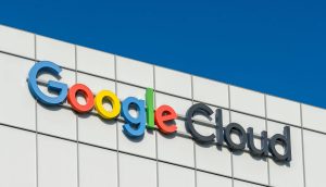 Das Google-Cloud-Logo ist auf der Außenseite eines weißen Gebäudes vor einem strahlend blauen Himmel zu sehen und verdeutlicht die starke Präsenz von Google im Bereich der Cloud-Technologie.