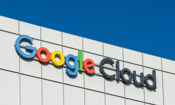 Das Google-Cloud-Logo ist auf der Außenseite eines weißen Gebäudes vor einem strahlend blauen Himmel zu sehen und verdeutlicht die starke Präsenz von Google im Bereich der Cloud-Technologie.