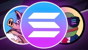 Das Solana-Logo befindet sich in der Mitte über den Cartoon-Bildern eines Schweins auf der linken Seite und eines Frosches im Anzug mit Sonnenbrille auf der rechten Seite, die vor einem violetten Hintergrund platziert sind und die beliebten Solana-Memecoins wie SNORT und WEPE hervorheben.