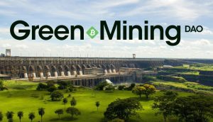 Großer Wasserkraftdamm in einer grünen Landschaft, der den nachhaltigen Bergbau mit dem Text Green Mining DAO und einem Bitcoin-Symbol oben überlagert.