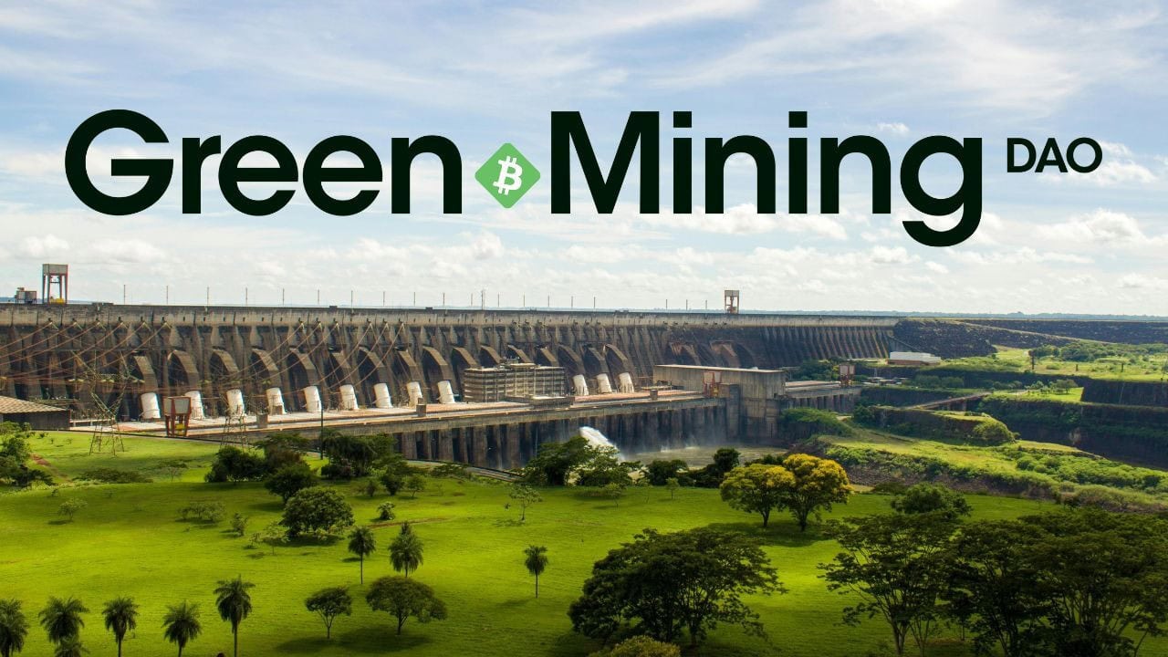 Großer Wasserkraftdamm in einer grünen Landschaft, der den nachhaltigen Bergbau mit dem Text Green Mining DAO und einem Bitcoin-Symbol oben überlagert.