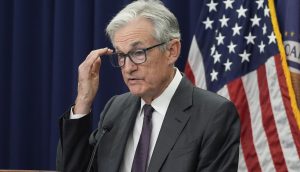 Fed-shaif zerome poly Anzug Undravate (Jerome Powell) Rocky Scene Bryl Zurecht, Vehrend Era of Enem Podium über bitcoin sprigtt, Mit Dermirikanischen Flag Unterrene Flag Uninternerable Flag Imam Hantergrand.