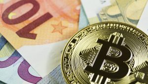 Eine goldene Bitcoin-Münze auf verschiedenen Euro-Banknoten, darunter 10- und 20-Euro-Scheine, verdeutlicht den wachsenden Einfluss von Kryptowährungen in der heutigen Finanzlandschaft.