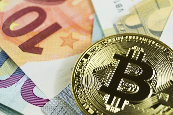 Eine goldene Bitcoin-Münze auf verschiedenen Euro-Banknoten, darunter 10- und 20-Euro-Scheine, verdeutlicht den wachsenden Einfluss von Kryptowährungen in der heutigen Finanzlandschaft.