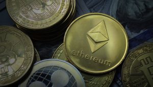 Nahaufnahme mehrerer Krypto-Münzen, mit einer prominenten Ethereum-Münze in der Mitte, während im Hintergrund Bitcoin- und Ripple-Münzen zu sehen sind.