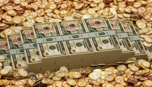 Stapel von US-Hundertdollarscheinen, umgeben von zahlreichen Krypto-Münzen mit dem Bitcoin-Symbol.