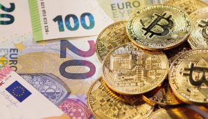 Mehrere goldfarbene Bitcoin-Token ruhen auf sich überlappenden Euro-Banknoten, darunter 20- und 100-Euro-Scheine, und symbolisieren die Verschmelzung traditioneller Währungen mit dem zunehmenden Einfluss von Kryptowährungen.