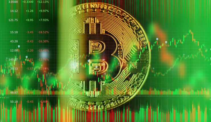 Ein goldenes Bitcoin-Symbol hebt sich vor einem Hintergrund aus grünen und roten Candlestick-Charts ab, die dynamische Bitcoin-Marktdaten hervorheben.