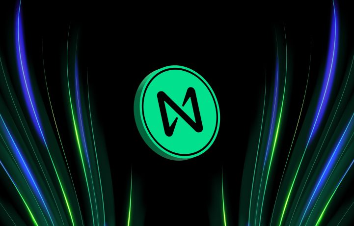 Eine grüne Münze mit einem schwarzen stilisierten N-Symbol, das für das Nahprotokoll steht, befindet sich in der Mitte auf einem schwarzen Hintergrund mit blauen und grünen Lichtstreifen an den Seiten.
