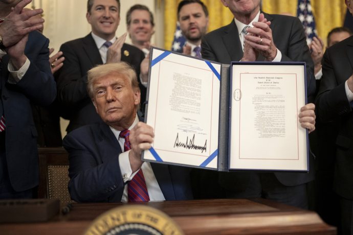 Trump zeigt ein unterzeichnetes Dokument im Weißen Haus – Symbolbild für den politischen Einfluss hinter dem neuen Trump-Token WLFI.