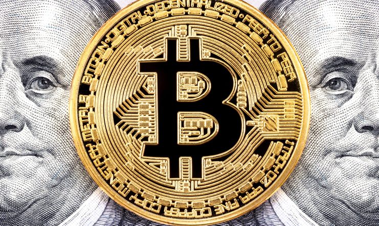 Eine Bitcoin-Münze auf einem Dollarschein symbolisiert, wie Anleger Krypto-Millionäre werden können