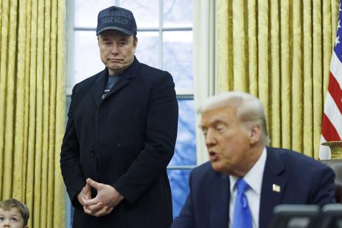 Elon Musk mit einem "Make America Great Again"-Hut steht im Oval Office, während ein anderer Mann, der Donald Trump ähnelt, an einem Schreibtisch spricht; eine amerikanische Flagge und ein Kind sind ebenfalls zu sehen.