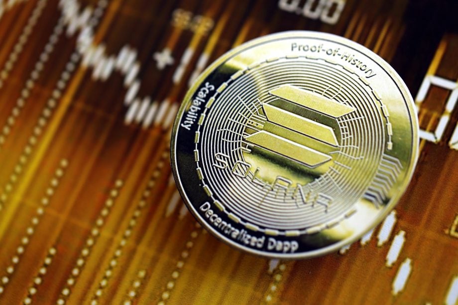 Eine Nahaufnahme einer Solana-Kryptowährungsmünze wird auf einem digitalen Chart-Hintergrund platziert, der schwankende Solana-Marktdaten anzeigt.