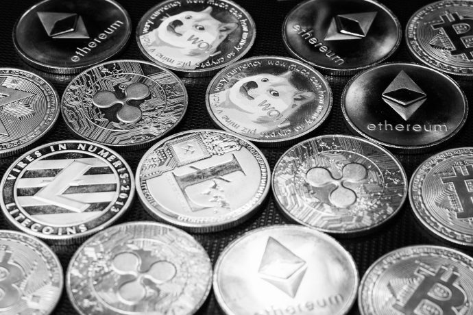 Verschiedene physische Krypto-Coins, darunter Ethereum, Dogecoin, Ripple, Litecoin und Bitcoin