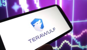 Ein Smartphone zeigt das TeraWulf-Logo vor einem Hintergrund digitaler Finanzcharts, die die Rolle des Unternehmens als führender Bitcoin-Miner hervorheben, alles in auffälligen Lila- und Weißtönen.
