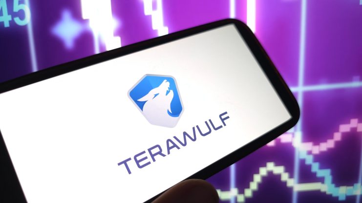 Ein Smartphone zeigt das TeraWulf-Logo vor einem Hintergrund digitaler Finanzcharts, die die Rolle des Unternehmens als führender Bitcoin-Miner hervorheben, alles in auffälligen Lila- und Weißtönen.