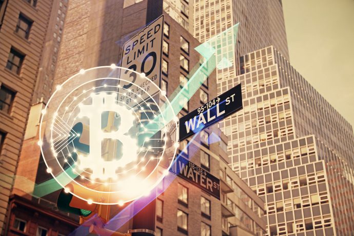 Bitcoin-Symbol und Aufwärtspfeil auf einem Straßenschild der Wall Street zwischen hohen Gebäuden, um den steigenden Bitcoin-Wert und seinen wachsenden Einfluss neben den US-Großbanken auf den Finanzmärkten hervorzuheben.