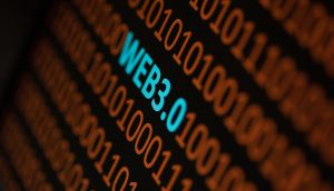 Die Phrase Web3.0 erscheint in blauer Schrift zwischen Reihen von orangefarbenem Binärcode auf schwarzem Hintergrund und hebt die Entstehung der Web3-Technologie hervor.