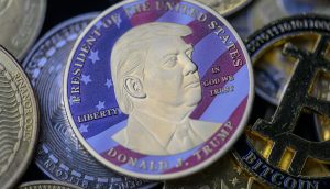 Gedenkcoin mit Donald-Trump-Porträt als Symbolbild für World Liberty Financial (WLFI) und den Trump Coin inmitten anderer Kryptowährungen wie Bitcoin.