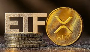 Goldmünzen, gestapelt neben großen Buchstaben mit der Aufschrift ETF und einer Goldmünze mit dem Logo der Kryptowährung Ripple (XRP).