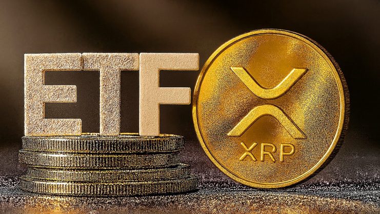 Goldmünzen, gestapelt neben großen Buchstaben mit der Aufschrift ETF und einer Goldmünze mit dem Logo der Kryptowährung Ripple (XRP).