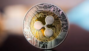 Eine Nahaufnahme einer XRP-Kryptowährungsmünze zeigt verschlungene Schaltkreismuster neben dem bekannten Ripple-Logo.