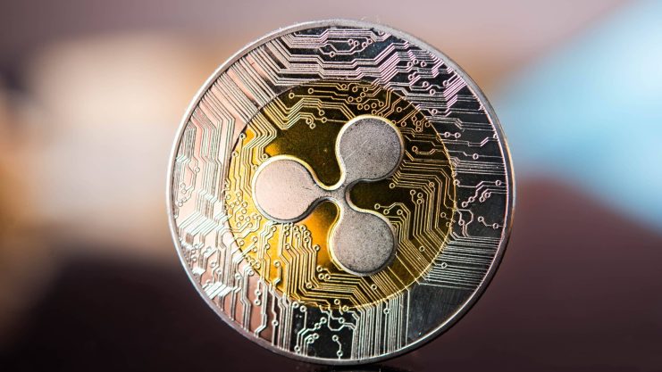 Eine Nahaufnahme einer XRP-Kryptowährungsmünze zeigt verschlungene Schaltkreismuster neben dem bekannten Ripple-Logo.