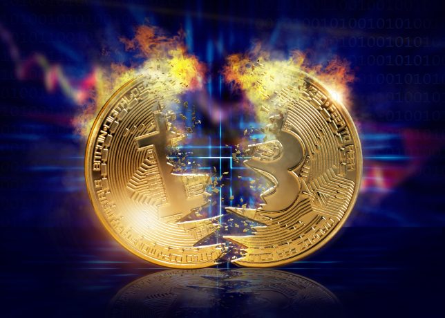 Eine in zwei Hälften gespaltene goldene Bitcoin-Münze mit Flammen und Funken, vor einem digitalen Hintergrund mit Binärcode, symbolisiert die Intensität des Blockchain-Zensierens und die zentrale Rolle von Bitcoin Core bei der Aufrechterhaltung der Netzwerkintegrität.