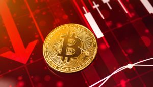 Eine physische Bitcoin-Münze auf rotem Hintergrund mit Abwärtspfeilen und einem Candlestick-Diagramm, das einen Rückgang des Werts der Kryptowährung Bitcoin veranschaulicht.