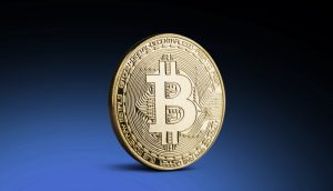 Eine goldfarbene Bitcoin-Münze steht aufrecht auf einer blauen Farbfläche mit kreisförmigen Mustern und Text am Rand, der den digitalen Wert symbolisiert, vielleicht sogar 100.000 Euro.