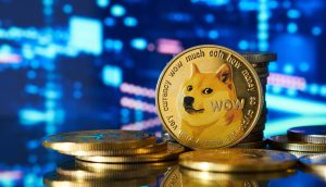 Ein Stapel von goldenen Dogecoin-Münzen mit dem ikonischen Shiba-Inu-Hund sind auf einer spiegelnden Oberfläche mit verschwommenen blauen und violetten Lichtern im Hintergrund platziert.