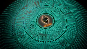 Eine digitale Platine mit dem Ethereum-Logo und dem Text "ethereum" in der Mitte, die von einem glühenden Licht beleuchtet wird, repräsentiert die innovative Technologie hinter Ethereum.