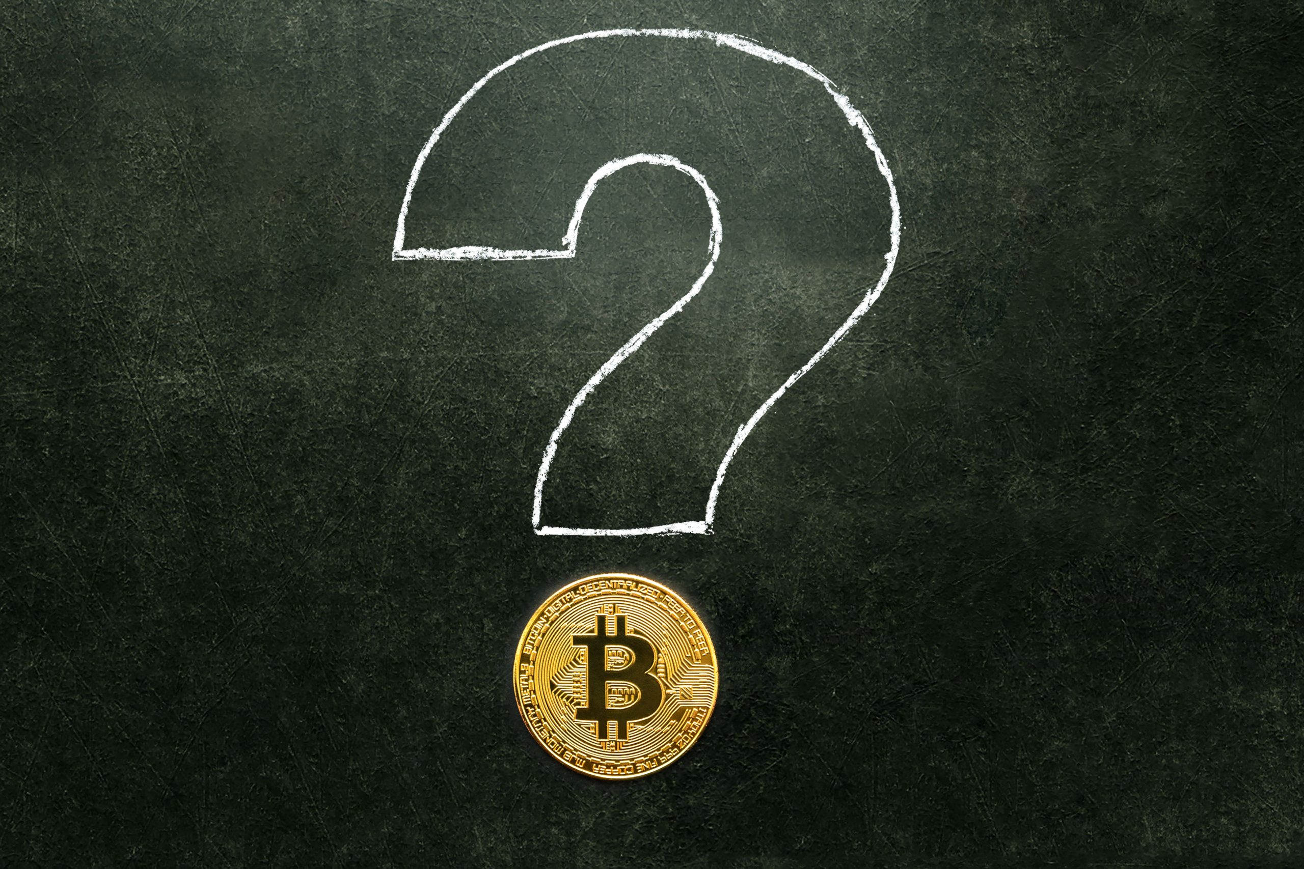 Eine goldene Bitcoin-Münze befindet sich unter einem großen Fragezeichen, das mit weißer Kreide auf eine dunkelgrüne Tafel gezeichnet wurde und Fragen und Neugierde rund um Bitcoin symbolisiert.