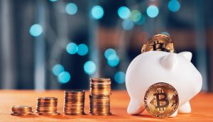 Ein weißes Sparschwein mit Bitcoin-Münzen und mehreren Stapeln von Münzen auf einer hölzernen Oberfläche symbolisiert das Sparen für die Zukunft, mit blauen Bokeh-Lichtern im Hintergrund - perfekt für die Illustration von Bitcoin-Rente-Konzepten.