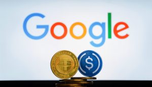Zwei Stapel Münzen mit den Logos von Tether und USD Coin werden vor einem Google-Logo auf einem Bildschirm angezeigt.