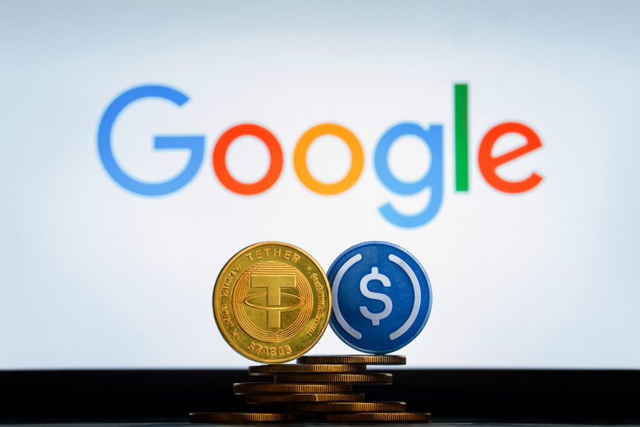 Zwei Stapel Münzen mit den Logos von Tether und USD Coin werden vor einem Google-Logo auf einem Bildschirm angezeigt.